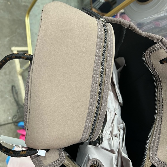 Jenn and Co. Animal print scuba like fabric Purse with zip pouch. - Picture 4 of 6